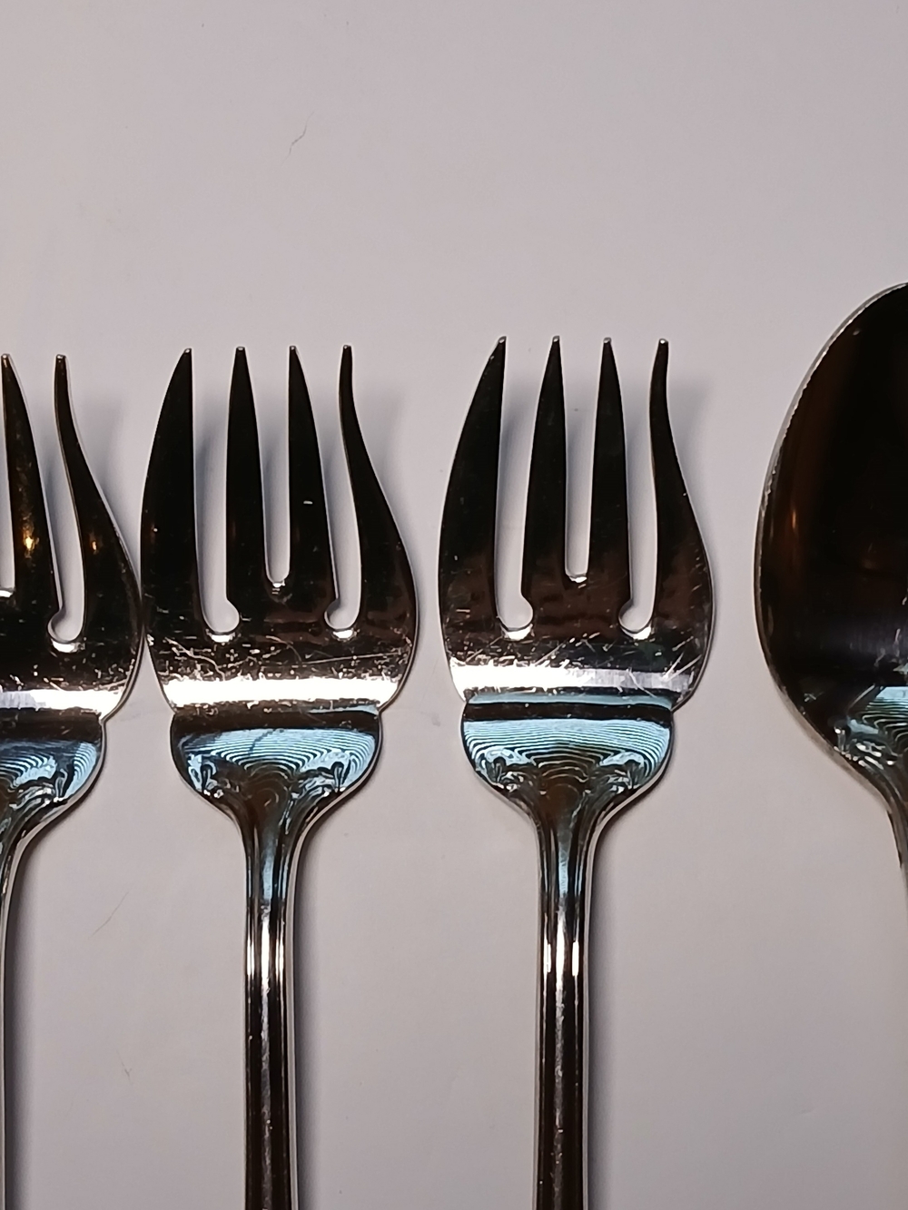 Reed & Barton COUNTRY FRENCH Stainless 6-Piece Lot - 5 Salad Forks & 1 Tbsp - Picture 5 of 6